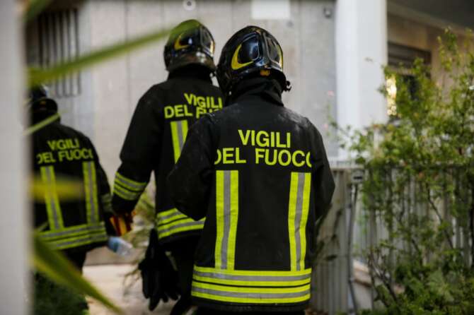 FOTO DI REPERTORIO Cecilia Fabiano/LaPresse 13-09-2022 Roma, Italia – Cronaca – Incendio a Viale Etiopia. Nella foto: l’intervento dei vigili del fuoco September 13, 2022 Rome Italy – News – Fire in a building. In the photo: people and firemen in front off the building