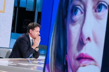 Foto Mauro Scrobogna/LaPresse 27-11-2022 Roma (Italia) Politica – RAI – trasmissione mezz’ora in più – Nella foto: Giuseppe Conte ospite dell’approfondimento giornalistico condotto da Lucia Annunziata, sullo schermo Giorgia Meloni 07-08-2022 Rome (Italy) Politics – RAI – broadcast half an hour more – In the photo: Giuseppe Conte guest of the journalistic study conducted by Lucia Annunziata, on the screen Giorgia Meloni