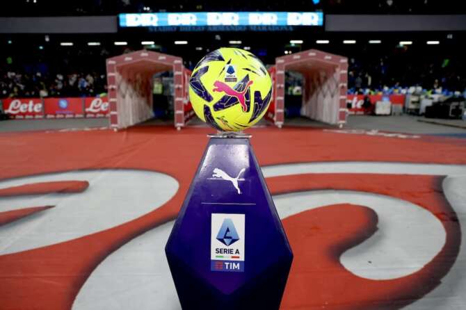 Foto Alessandro Garofalo/LaPresse 13 gennaio 2023 Napoli, Italia sport calcio Napoli vs Juventus – Campionato di calcio Serie A TIM 2022/2023 – stadio Diego Armando Maradona Nella foto: Pallone ufficiale lega serie A Puma Orbita January 13 , 2023 Naples, Italy sport soccer Napoli vs Juventus – Italian Football Championship League A TIM 2022/2023 – Diego Armando Maradona stadium. In the pic: Official Serie A Puma Orbita ball