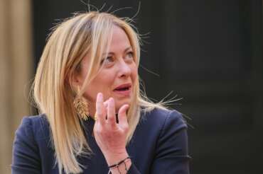 Accise mobili fuori dal Consiglio dei ministri, fuga di Meloni sul caro carburanti: scomparso nuovamente anche il “Piano Casa”