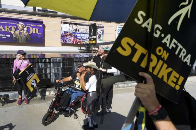 Actor Vedanten Naidoo, third from left, joins Performers with Disabilities as they picket outside Fox Studios in Los Angeles, Thursday, Oct. 26, 2023. Naidoo is diagnosed as 2e, Twice Exceptional, for being physical challenged and highly gifted. (AP Photo/Damian Dovarganes) Associated Press/LaPresse Only Italy and Spain