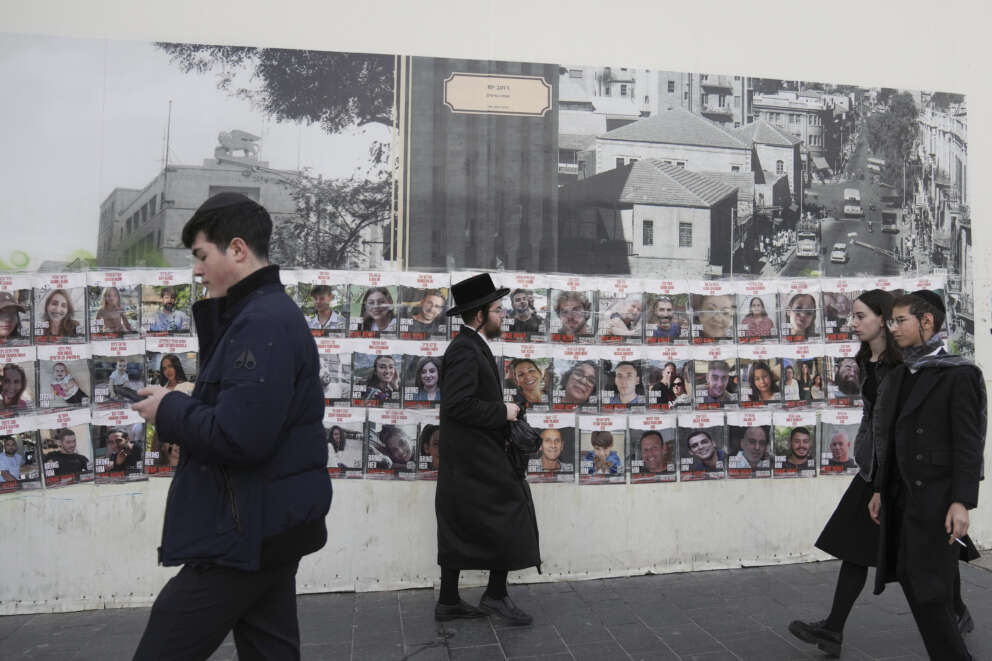 Israele – Muro a Gerusalemme con le foto degli ostaggi rapiti durante l’attacco di Hamas