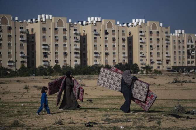 Palestinians flee from east to west of Khan Younis, Gaza Strip, during the ongoing Israeli bombardment, Saturday, Dec. 2, 2023. (AP Photo/Fatima Shbair)
