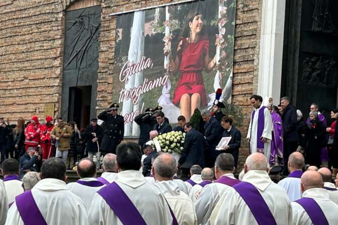 Foto Lucrezia Granzetti – LaPresse cronaca 5-12-2023 Padova – Italia , funerali di Giulia a Padova, nella basilica di Santa Giustina in Prato della Valle Nella Foto un momento del funerale – uscita del feretro Photo Lucrezia Granzetti – LaPresse news 5-12-2023 Padua – Italy, Giulia’s funeral in Padua, at the church of Santa Giustina In the photo a moment of the funeral