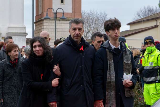 Foto Lucrezia Granzetti – LaPresse cronaca 5-12-2023 Saonara – Italia , Funerali Giulia Cecchettin a Saonara Nella Foto un momento del funerale – papà di Giulia Cecchettin Gino Cecchettin con la figlia Elena Cecchettin sorella di Giulia e Davide Cecchettin il fratello minore di Giulia la famiglia Photo Lucrezia Granzetti – LaPresse news December 12, 2023 Saonara – Padova – Italy, Giulia’s funeral in Saonara , In the photo a moment of the funeral , Giulia Cecchettin’s father Gino Cecchettin with his daughter Elena Cecchettin, Giulia’s sister and Davide Cecchettin, Giulia’s younger brother The family