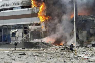 In this photo provided by the Ukrainian Emergency Service, firefighters work on a site of a building damaged after a Russian attack in Kyiv, Ukraine, Friday, Dec. 29, 2023. (Ukrainian Emergency Service via AP) Associated Press / LaPresse Only italy and Spain