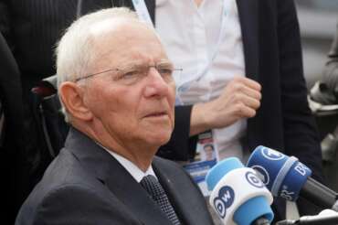Foto LaPresse – Donato Fasano 12/05/2017 Bari (ita ) news G7 Finanze, Bari arrivo dei ministri per l’incontro nel castello svevo Nella foto: Wolfgang Schäuble è un politico tedesco. Dopo le elezioni federali del 2009 che hanno portato alla formazione di una coalizione di governo tra CDU/CSU e FDP, è stato nominato Ministro delle finanze nel secondo governo Merkel G7 Finances, Bari arrived in Castel Photo LaPresse – Donato Fasano 12 05 2017 , Bari (Ita) in the pic : Wolfgang Schäuble è un politico tedesco. Dopo le elezioni federali del 2009 che hanno portato alla formazione di una coalizione di governo tra CDU/CSU e FDP, è stato nominato Ministro delle finanze nel secondo governo Merkel