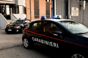 Napoli: rapina un negozio, spacca una bottiglia in testa al commerciante e scappa col bottino. Arrestato