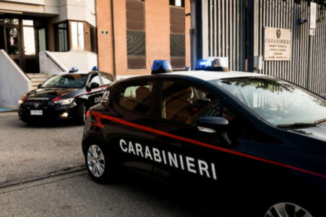 Napoli: rapina un negozio, spacca una bottiglia in testa al commerciante e scappa col bottino. Arrestato