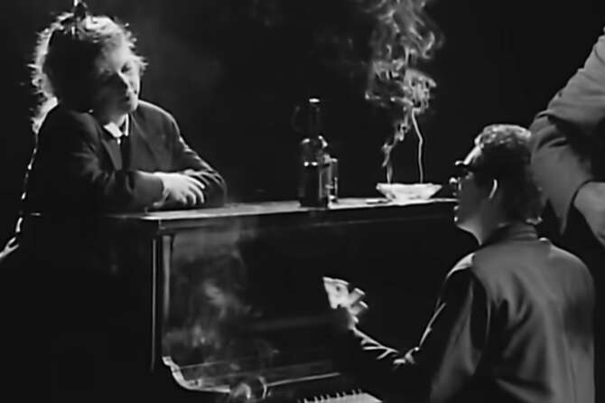 SCREENSHOT DAL VIDEO DI FAIRYTALE OF NEW YORK (YOUTUBE)