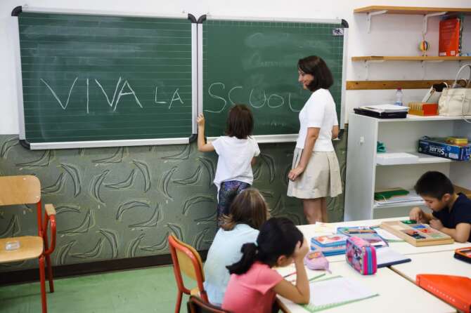Quando ricomincia la scuola, i calendari e le polemiche sul rientro in classe: “Troppo caldo, si sposti a ottobre”