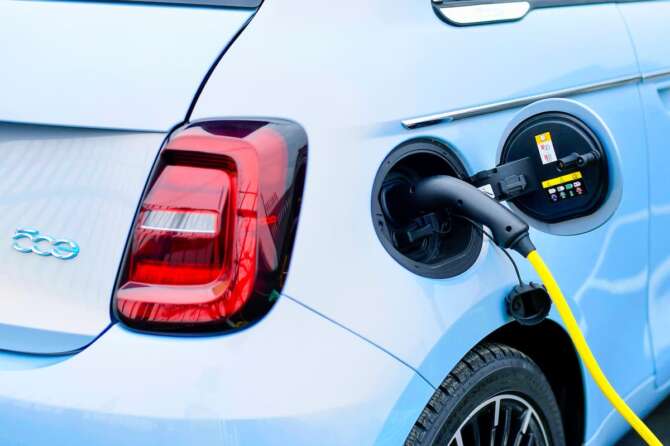 Incentivi auto elettriche, nel 2024 fino a 13mila euro per chi rottama il proprio veicolo
