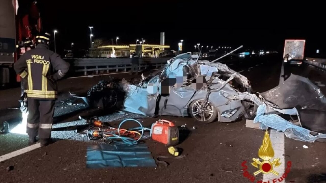 Sicignano-Potenza: scontro auto-bus sul raccordo causa due morti