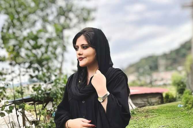 Mahsa Amini, vendetta iraniana contro i familiari: vietato lasciare il Paese per ritirare il Premio Sakharov