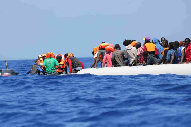 Motovedetta italiana fa strage di migranti: speronato gommone, decine di morti