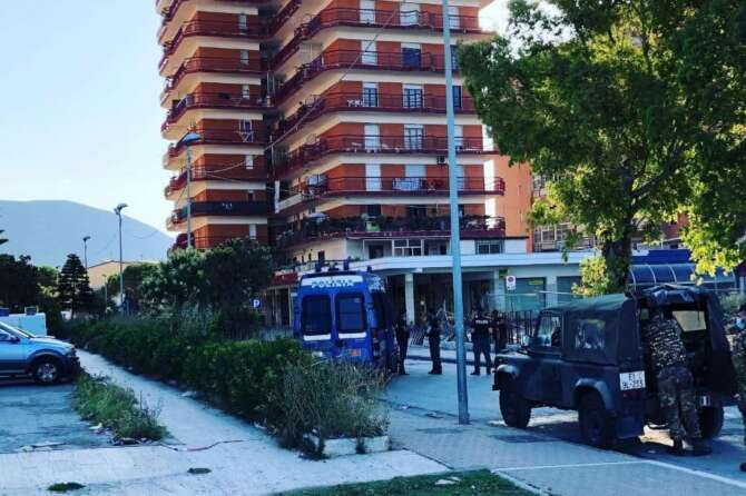 Trovata morta in un baule a Mondragone, indagata la figlia: “Incidente domestico, non avevo soldi per funerale”