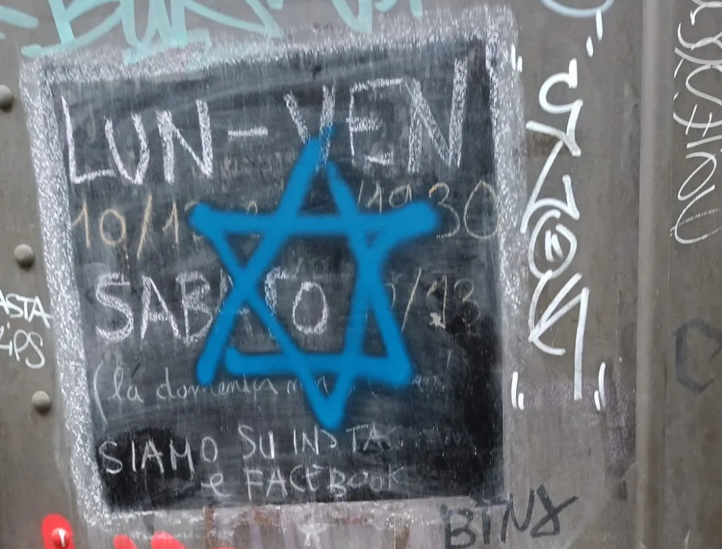 Stella di Davide disegnata sulla porta di Officina Flegrea a Napoli