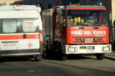 Cade dal sesto piano con il figlio, il papà muore e il bimbo è grave in ospedale