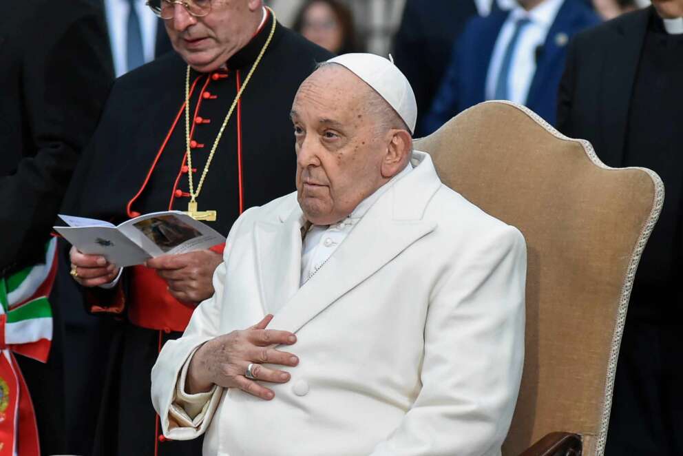 “Il Papa benedice le coppie gay!”, e quindi? Doveva maledirle?
