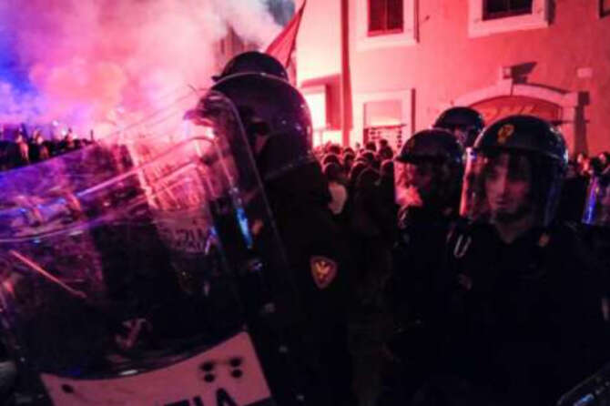 Roma: scontri tra polizia e studenti a Montecitorio