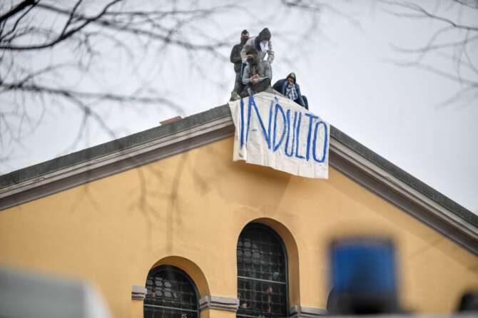 Foto Claudio Furlan – LaPresse 
08 Marzo 2020 Milano (Italia) 
News
Rivolta dei detenuti al carcere San Vittore a causa delle nuove misure per l emergenza coronavirus


Photo Claudio Furlan/Lapresse
09 March 2020 Milan (Italy)
Inmates rebellion at San Vitttore prison for the new coronavirus measures