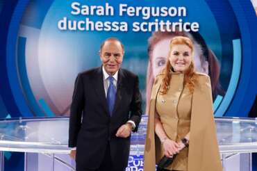 Foto Cecilia Fabiano/ LaPresse 14 Dicembre 2021 Roma (Italia) Cronaca : Sarah Ferguson ospite a Porta a Porta Nella Foto : Sarah Ferguson , Bruno Vespa Photo Cecilia Fabiano/ LaPresse December 14 , 2021 Rome (Italy) News : Sarah Ferguson guest a Porta a Porta talk show In The Pic : Sarah Ferguson , Bruno Vespa