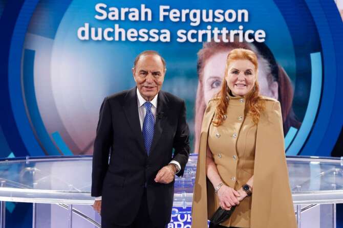 Foto Cecilia Fabiano/ LaPresse 14 Dicembre 2021 Roma (Italia) Cronaca : Sarah Ferguson ospite a Porta a Porta Nella Foto : Sarah Ferguson , Bruno Vespa Photo Cecilia Fabiano/ LaPresse December 14 , 2021 Rome (Italy) News : Sarah Ferguson guest a Porta a Porta talk show In The Pic : Sarah Ferguson , Bruno Vespa