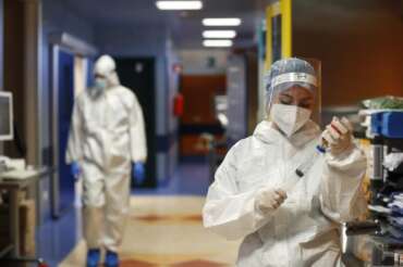 Foto Cecilia Fabiano/ LaPresse 12 Gennaio 2022 Roma (Italia) Cronaca : Le terapie intensive tornano a riempirsi prevalentemente di pazienti non vaccinati Nella Foto : infermieri e medici al lavoro nella terapia intensiva del Covid 3 Casal Palocco Photo Cecilia Fabiano/ LaPresse January , 12 2022 Rome (Italy) News : Intensive care is returning to suffer for the large number of hospitalized because of the Covid -19 mainly with unvaccinated patients In The Pic : doctors and nurses working in the intensive care of the Covid 3 Hospital of Casal Palocco