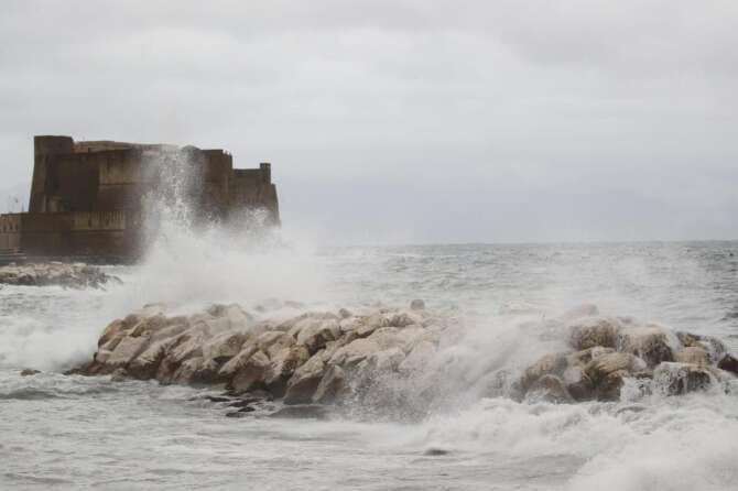 Foto LaPresse – Marco Cantile 30/01/2015 Napoli, Italia Cronaca Maltempo e mareggiata nel golfo di Napoli. Sospesi i collegamenti con le isole. Photo LaPresse – Marco Cantile 01/30/2015 Naples, Italy News Bad weather and sea storm in the Bay of Naples. Suspended links with the islands.
