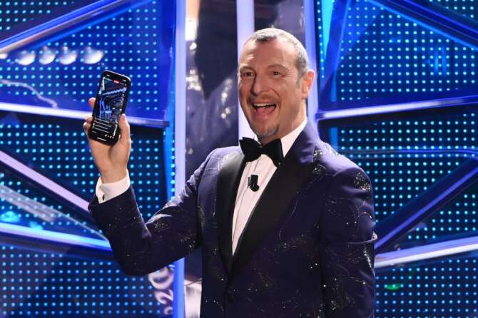 Foto Gian Mattia D’Alberto/LaPresse 09 Febbraio 2023 Sanremo, Italia – Spettacolo – Sanremo, 73mo Festival della canzone italiana – Terza serata Nella foto: Amadeus February 09, 2023 Sanremo, Italy – Entertainment – Sanremo, 73rd Italian Song Festival – Third evening. In the photo: Amadeus