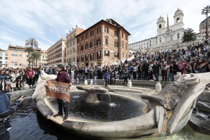 Foto Cecilia Fabiano /LaPresse 01-04- 2023 Roma, Italia -Cronaca – Azione di protesta ambientalista nella fontana della Barcaccia a piazza di Spagna con vernice nera Nella Foto : l’azione di Ultima Generazione April 01 , 2023 Rome Italy — News – Action of environmentalist organization in the fountain of Barcaccia in front of Spanish Step with black paint in the Photo : the action
