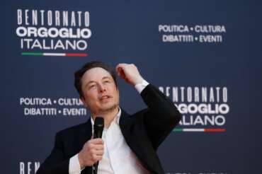 Foto Cecilia Fabiano/LaPresse 16 Dicembre 2023 Roma, Italia – Politica – Atreju 2023 , Elon Musk ospite alla festa di Fratelli D’Italia Nella foto: Elon Musk December 16 , 2023 Roma, Italy – Politics – Politics – Elon Musk guest speaker at Fratelli D’Italia party In the photo: Elon Musk