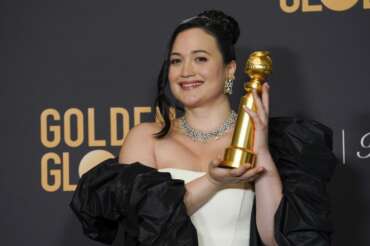 Lily Gladstone poses in the press room with the award for best performance by an actress in a motion picture, drama for “Killers of the Flower Moon” at the 81st Golden Globe Awards on Sunday, Jan. 7, 2024, at the Beverly Hilton in Beverly Hills, Calif. (AP Photo/Chris Pizzello) Associated Press/LaPresse Only Italy and Spain