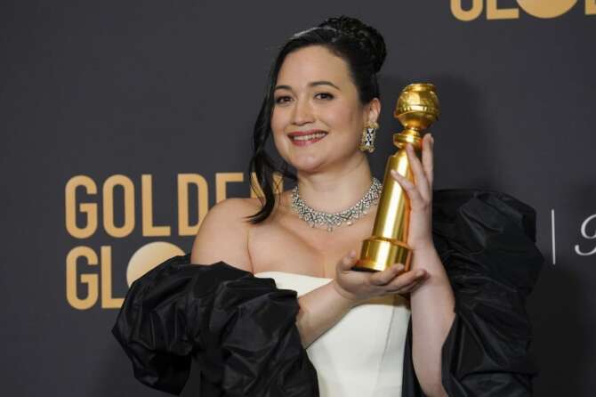 Lily Gladstone poses in the press room with the award for best performance by an actress in a motion picture, drama for “Killers of the Flower Moon” at the 81st Golden Globe Awards on Sunday, Jan. 7, 2024, at the Beverly Hilton in Beverly Hills, Calif. (AP Photo/Chris Pizzello) Associated Press/LaPresse Only Italy and Spain