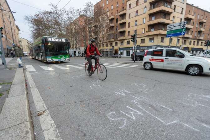 Foto Stefano Porta/LaPresse 10-01-2024 Milano, Italia – Cronaca – L’incrocio di Via Pistrucci angolo Viale Umbria dove questa notte è stato investito e ucciso un ciclista da un’automobilista January 10, 2024 Milan, Italy – The intersection of Via Pistrucci on the corner of Viale Umbria where last night a cyclist was hit and killed by a motorist
