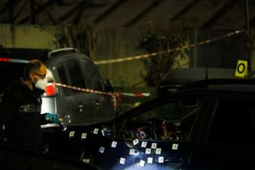 Foto Cecilia Fabiano/LaPresse 15 Gennaio 2024 Roma, Italia – Un uomo viene soccorso durante una sparatoria e muore in ambulanza davanti al Corviale – Nella foto: il luogo della sparatoria , January15 , 2024 Roma, Italy – News – a man die in a shooting in Corviale Block In the photo: the place of the omicide