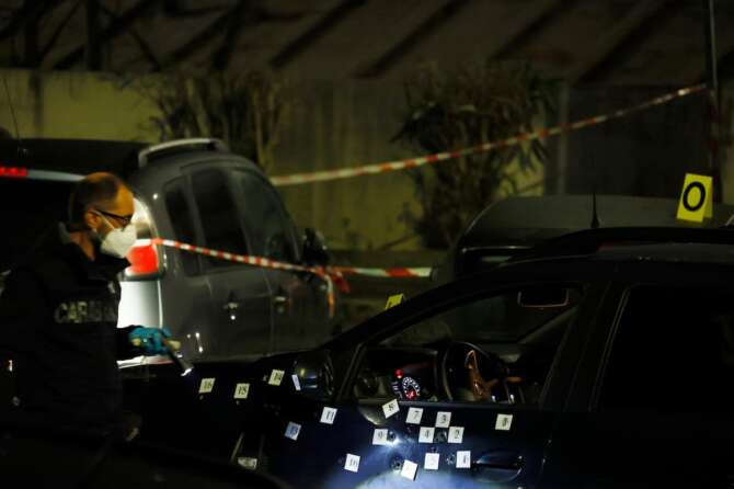 Foto Cecilia Fabiano/LaPresse 15 Gennaio 2024 Roma, Italia – Un uomo viene soccorso durante una sparatoria e muore in ambulanza davanti al Corviale – Nella foto: il luogo della sparatoria , January15 , 2024 Roma, Italy – News – a man die in a shooting in Corviale Block In the photo: the place of the omicide