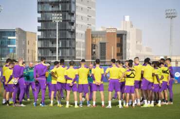 Foto Massimo Paolone/LaPresse 17 Gennaio 2024 – Riad, Arabia Saudita – sport, calcio – EA SPORTS FC Supercoppa italiana 2023/2024 – Allenamento ACF Fiorentina – Al Shabab Club Stadium Nella foto: Vincenzo Italiano (ACF Fiorentina) da indicazioni ai suoi giocatori January 17, 2024 Riyadh, Saudi Arabia – sport, soccer – EA SPORTS FC Italian Supercup 2023/2024 – ACF Fiorentina training session – Al Shabab Club Stadium In the pic: Vincenzo Italiano (ACF Fiorentina) shouts instructions to his players