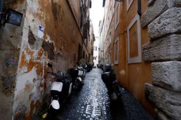 Foto Cecilia Fabiano/LaPresse 17 Gennaio 2024 Roma, Italia – Cronaca – Un bambino americano di 10 anni in vacanza con la famiglia cade dalla finestra di un B&B in un palazzo al centro – Nella foto: vicolo di San Giuliano January 17 , 2024 Roma, Italy – News – a 10 years old boy fell down from a window at the third flor of a Bed and Breakfast in the centre of Rome In the photo: vicolo di San Giuliano