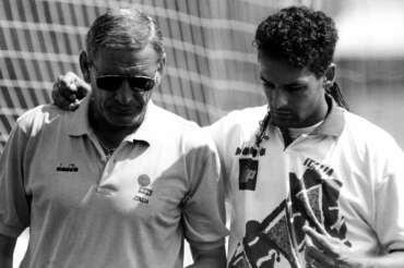 © LAPRESSE ANNI ’90 SPORT CALCIO NELLA FOTO: IL CALCIATORE ITALIANO ROBERTO BAGGIO CON GIGI RIVA DURANTE UN ALLENAMENTO DELLA NAZIONALE. B. 5260/2