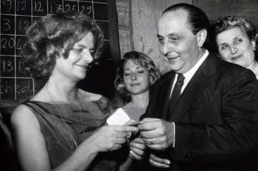 ©Lapresse/Archivio Storico 04-07-1957 Roma , Italia Spettacolo Con la vittoria di Elsa Morante e’ stato assegnato l’XI Premio Letterario Strega. Nella foto : il Comm. Alberti consegna il milione a Elsa Morante.