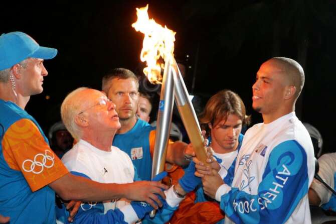 ©Fabio Motta/Cityfiles/Lapresse 13-06-2004 Rio De Janeiro, Brasile Sport La fiamma olimpica arriva in Brasile Nella foto: Il vice allenayore della nazionale brasiliana di calcio, Mario Jorge Lobo Zagallo, porge la fiaccola olimpica al campione RONALDO Only Italy