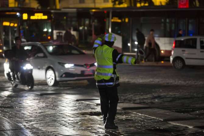 FOTO REPERTORIO Foto Vincenzo Livieri – LaPresse 22-12-2015 – Roma – Italia Cronaca Emergenza smog, controlli dei vigili urbani per le targhe alterne Photo Vincenzo Livieri – LaPresse 22-12-2015 – Rome – Italy Smog emergency, local police checks on the number plate