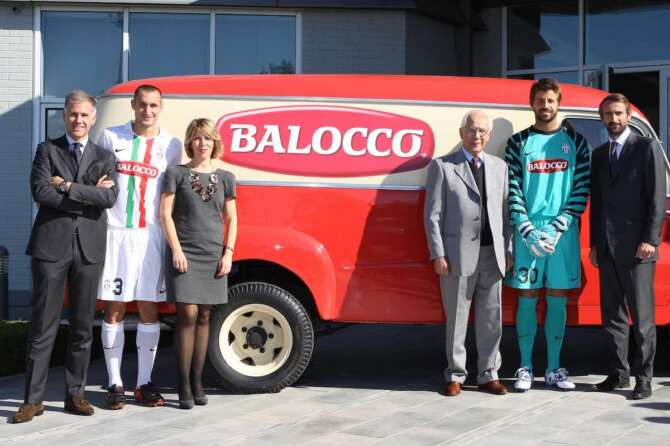 FOTO DI REPERTORIO DA LAPRESSE ***** Collection Juventus ***** Foto: Jonathan Moscrop – LaPresse 18 10 2010 Vinovo ( Italia ) Sport Calcio Juventus – Presentazione nuovo sponsor Balocco per la maglia Tricolore in campionato – Juventus Center Vinovo Nella foto: Alberto Balocco ( Amministratore Delegato ), Giorgio Chiellini, Alessandra Balocco ( direttore marketing ), Aldo Balocco ( Presidente ), Marco Storari e Jean-Claude Blanc ( Amministratore Delegato e Direttore generale Juventus ) Photo: Jonathan Moscrop – LaPresse 18 10 2010 Vinovo ( Italy ) Sport Soccer Juventus – Presentation of Balocco Juventus’s new sponsor of the “tri-colour” shirt – Juventus Centre Vinovo In the Photo: Alberto Balocco ( Managing director ), Giorgio Chiellini, Alessandra Balocco ( Marketing director ), Aldo Balocco ( Chairman ), Marco Storari and Jean-Claude Blanc ( CEO and generale director of Juventus )