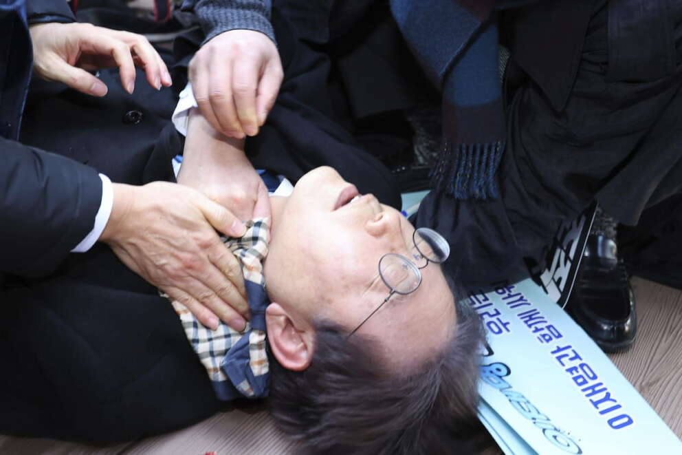 Lee Jae-myung accoltellato, l’aggressione al leader dell’opposizione sudcoreana: colpito da un finto sostenitore