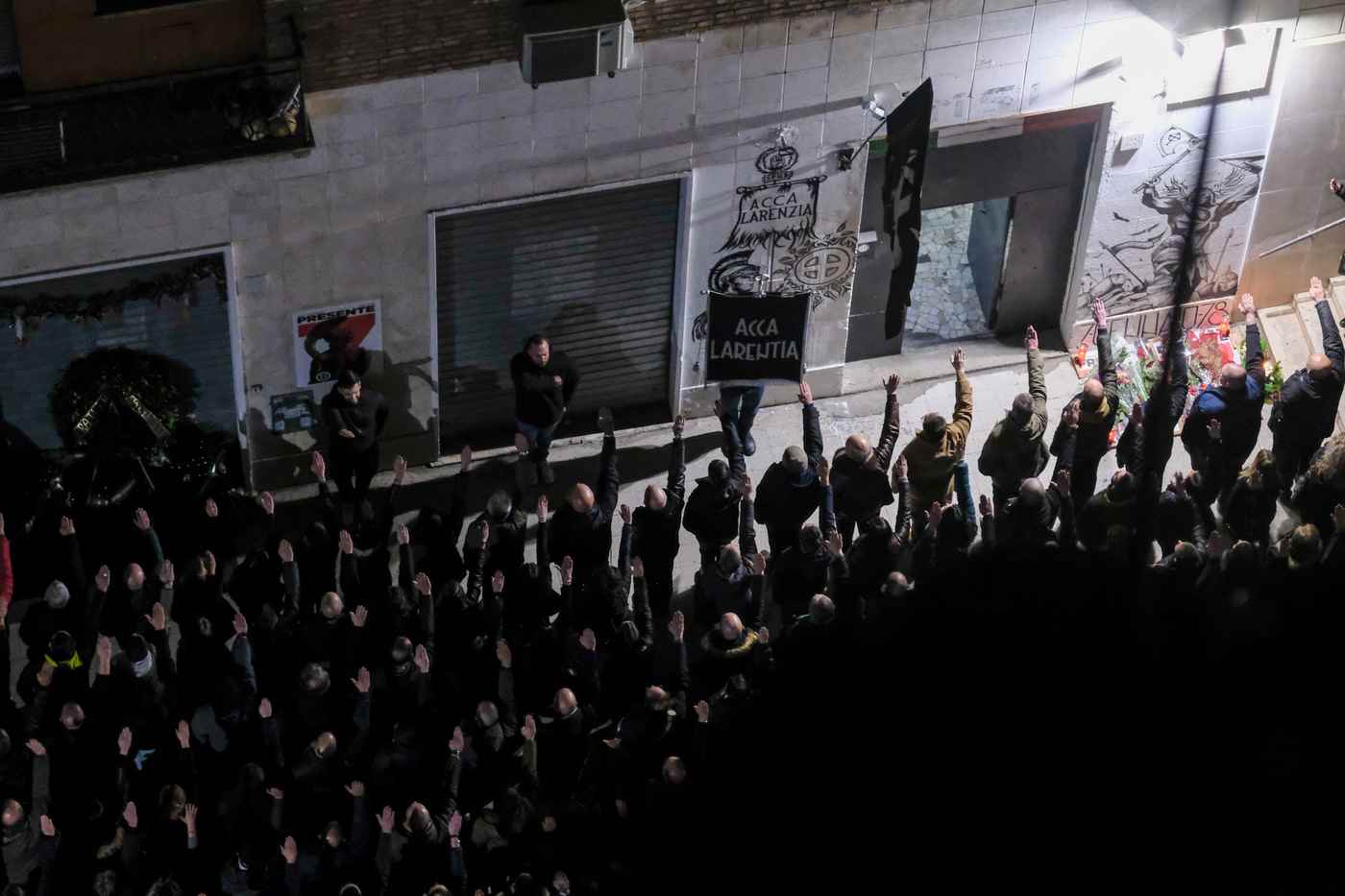 Cosa rappresenta il saluto romano e l’annosa questione sull’apologia del fascismo