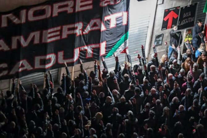 Saluto romano, è reato ma legittimo in caso di commemorazione: la decisione della Cassazione