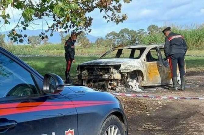 Bruciato vivo in auto dall’ex moglie e dal nuovo compagno, la coppia arrestata per omicidio: svolta a due anni dal delitto