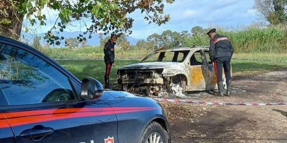 Bruciato vivo in auto dall’ex moglie e dal nuovo compagno, la coppia arrestata per omicidio: svolta a due anni dal delitto