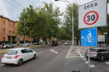Bologna Città 30, il limite di velocità ridotto ha diminuito gli incidenti: colpo alla “guerra” dichiarata da Salvini